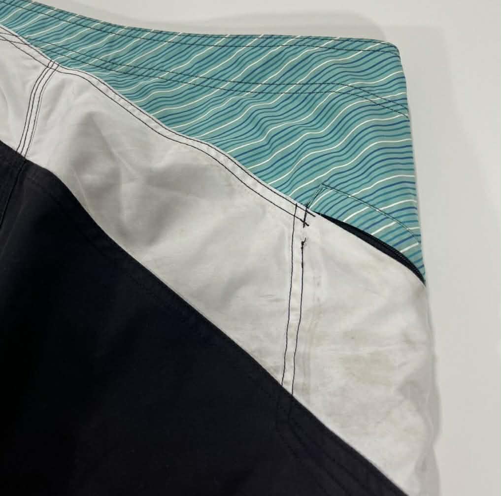 Y2K VOLCOM BLACK AND BLUE STRIPED BOARD SHORT (34)