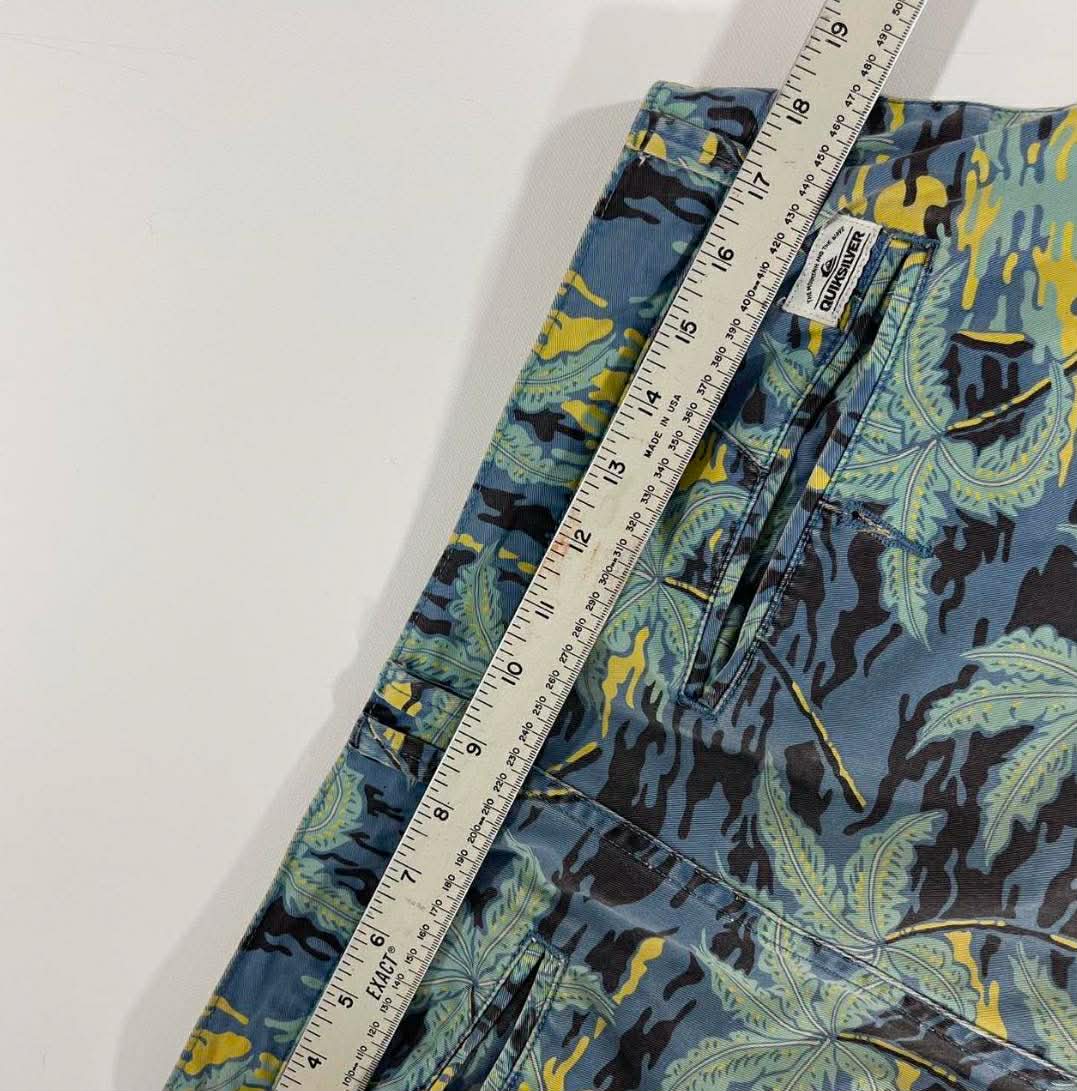 VINTAGE QUIKSILVER BLUE AND YELLOW PALM TRER BOARD SHORTS (36)