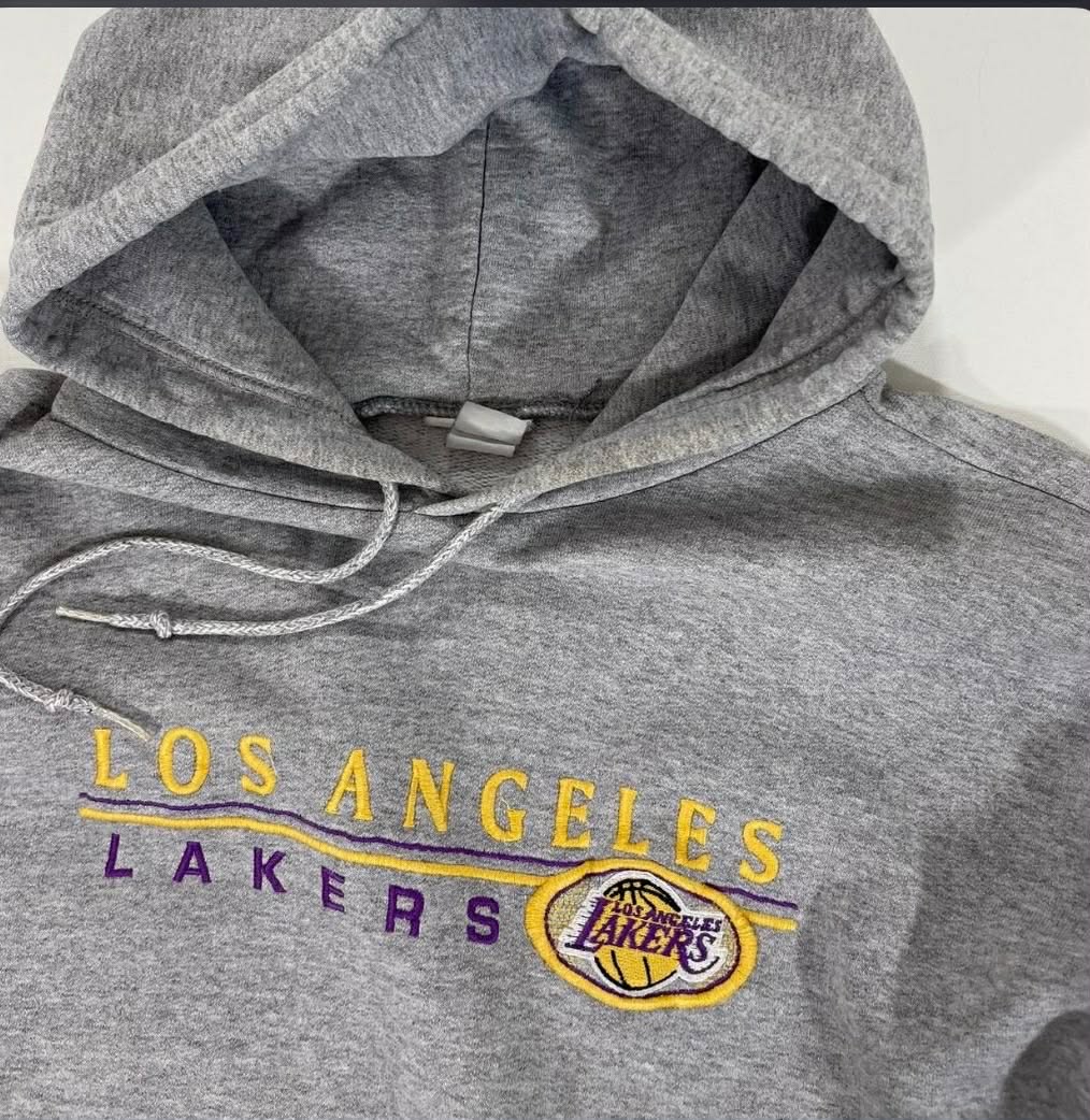 VINTAGE GREY LOS ANGELES LAKERS HOODIE WITH EMBROIDERED LOGO (M)