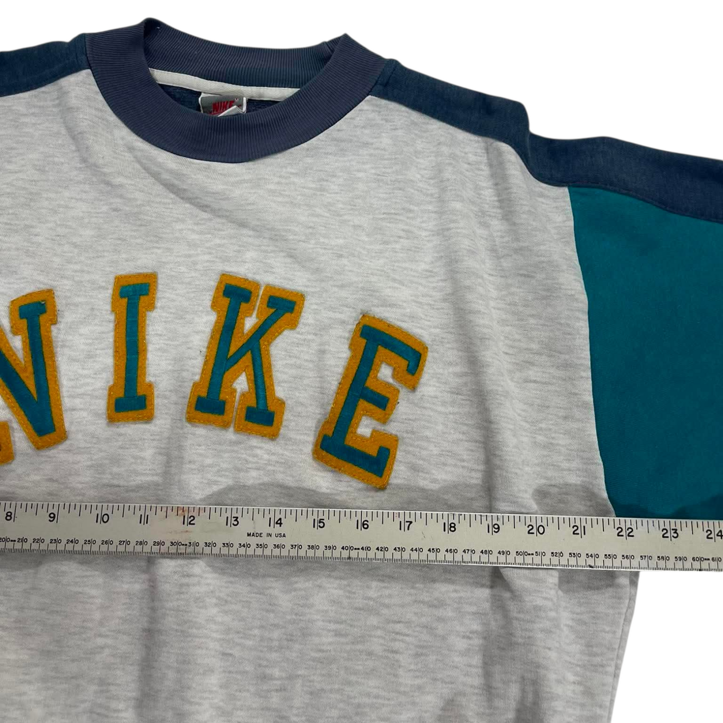 VINTAGE NIKE GREY CREWNECK SWEATSHIRT WITH EMBROIDERED LOGO (M)