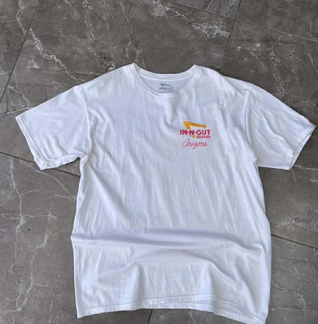 VINTAGE IN-N-OUT BURGER WHITE COTTOM T-SHIRT WITH CAR GRAPHIC (L)