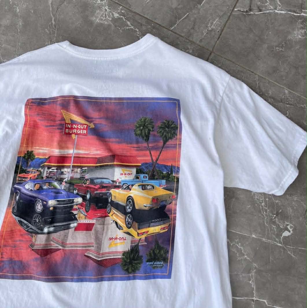 VINTAGE IN-N-OUT BURGER WHITE COTTOM T-SHIRT WITH CAR GRAPHIC (L)
