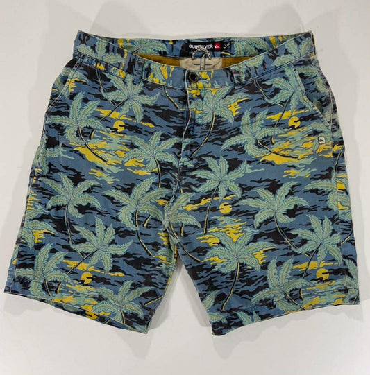 VINTAGE QUIKSILVER BLUE AND YELLOW PALM TRER BOARD SHORTS (36)