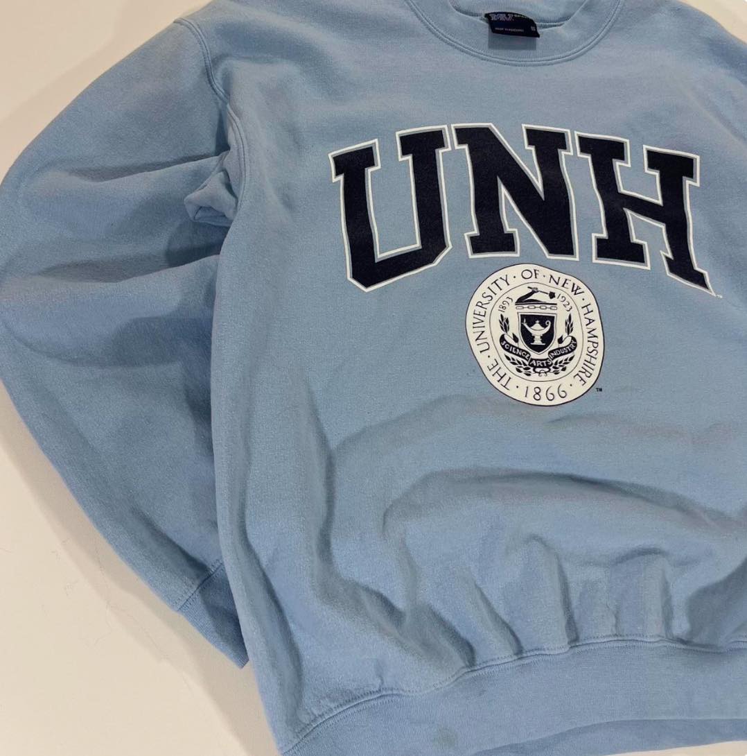 VINTAGE UNIVERSITY OF NEW HAMPSHIRE BLUE CREWNECK SWEATSHIRT (M-L)