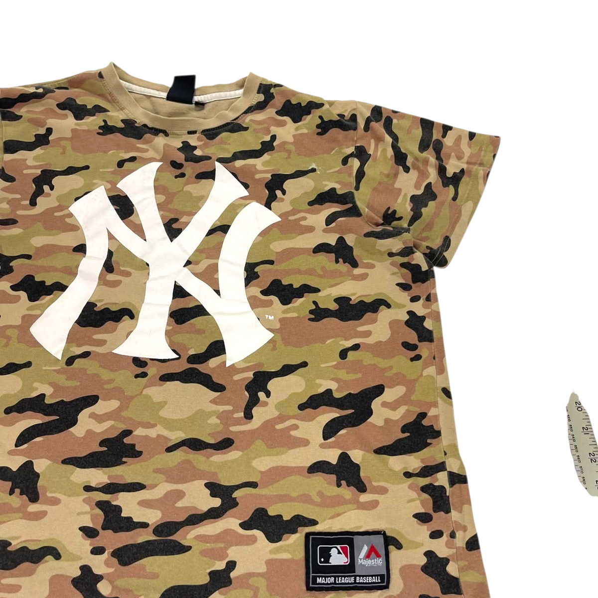 MLB YANKEES CAMO T-SHIRT (L, CROPPED FIT)