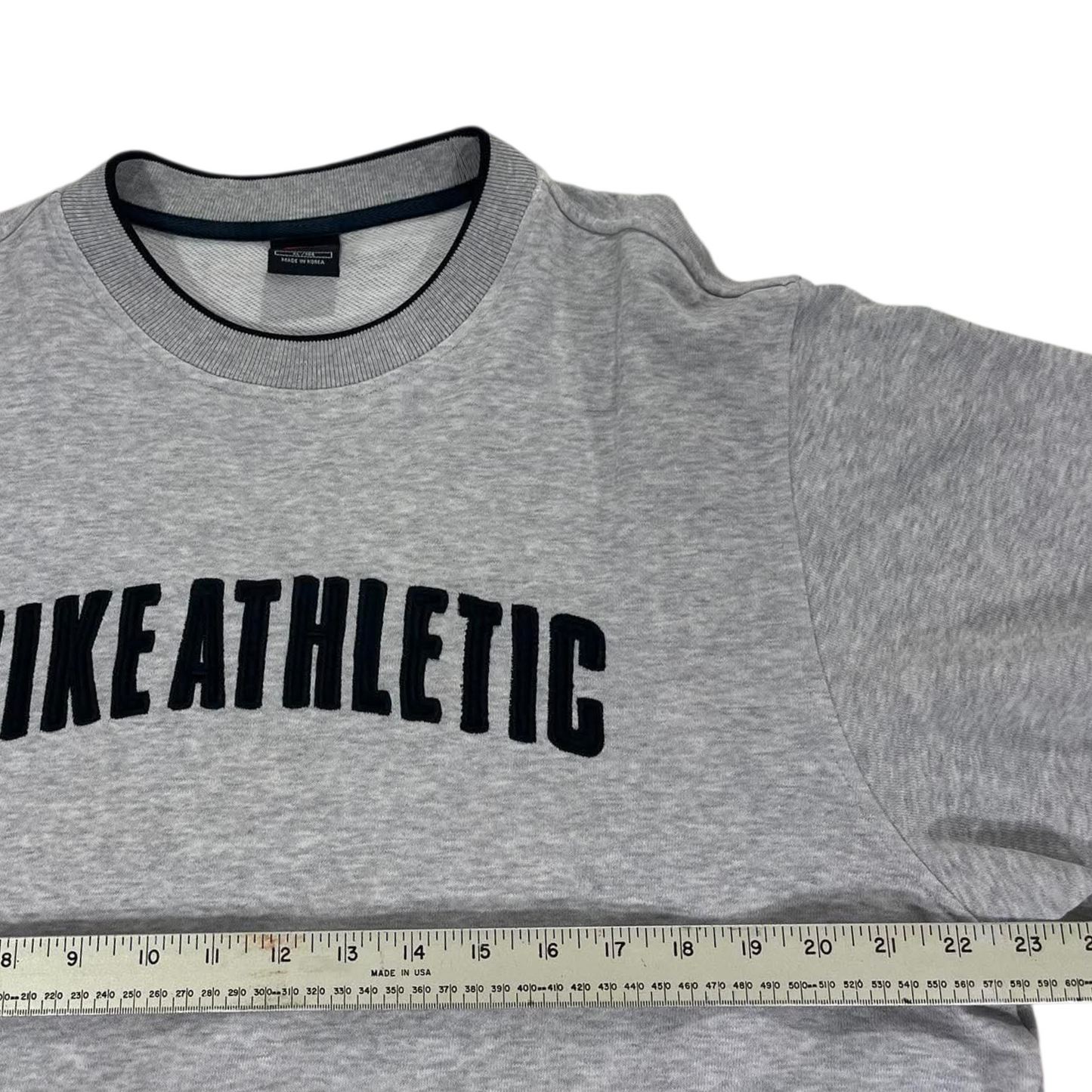 VINTAGE NIKE GREY ATHLETIC SPELLOUT CREWNECK SWEATSHIRT (L-XL)