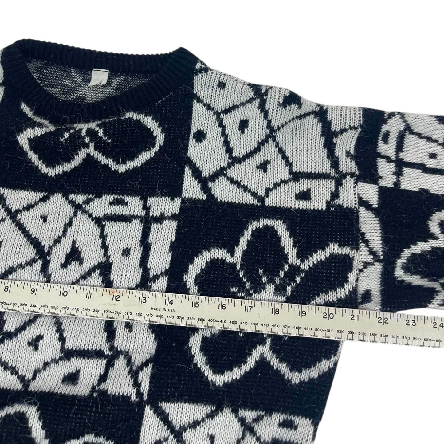 BLACK AND WHITE FLORAL PATTERNED SWEATER (M-L)